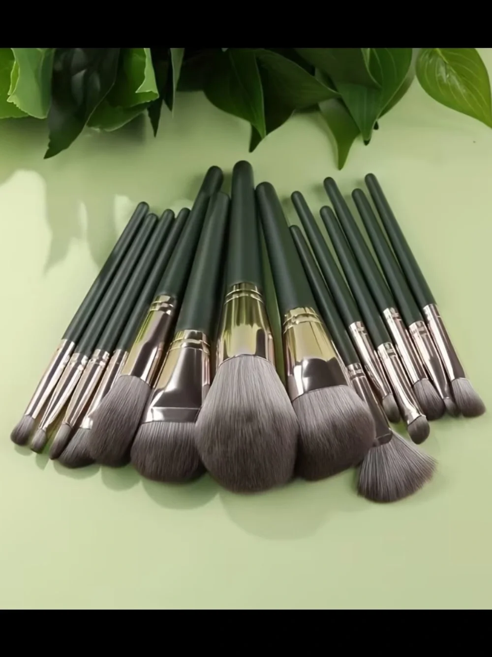 14 Piece NIP Green Makeup Brush Set with Powder Applicators
